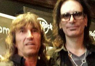 Dider Deboffe avec Steve Vai au Hard Rock Café de Paris